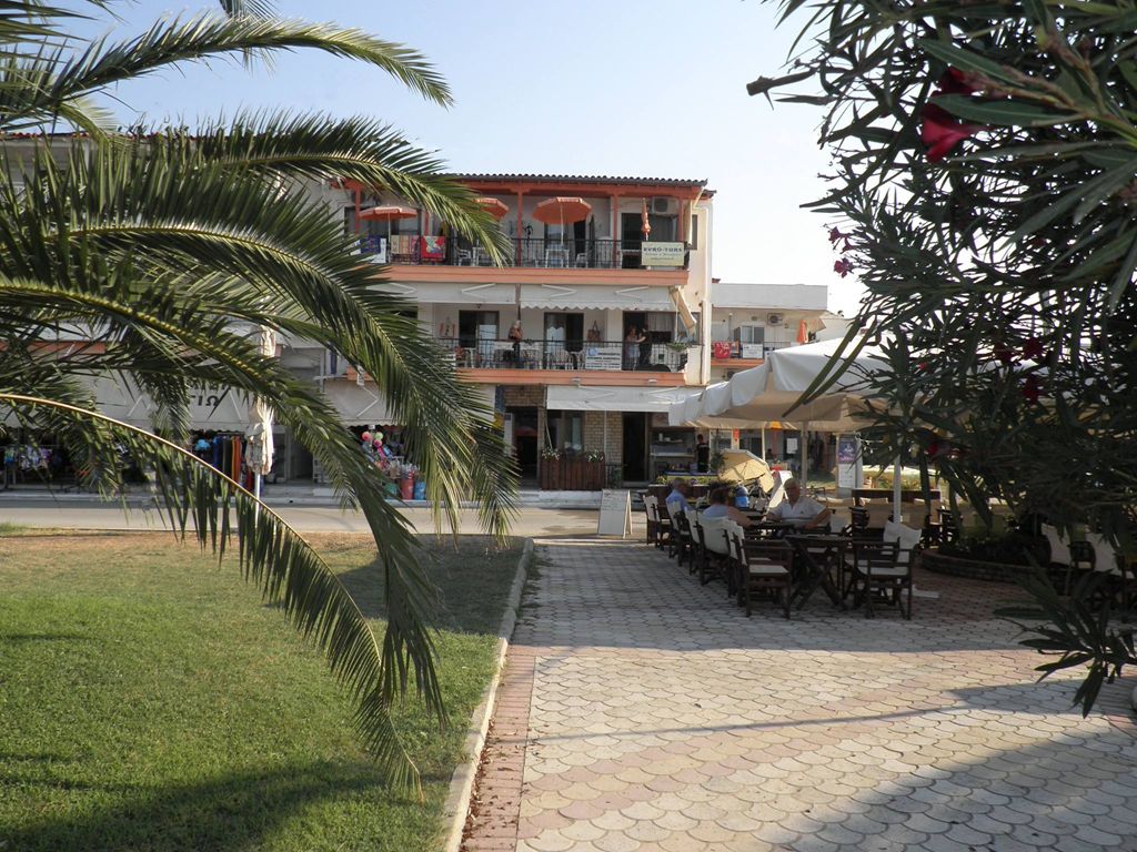 Вила Thanasis Apartments - Неа Флогита